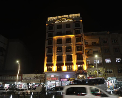 Van-Rua World-3.jpg